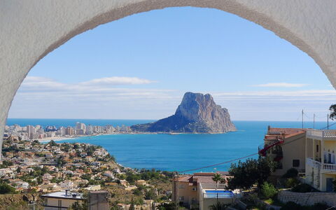 Vista Ifach: L'Eau, Ciel, Bâtiment, Fenêtre, Nuage, Bleu Azur, Bleu, Plante, Cotiers Et Relief Océaniques, Lac