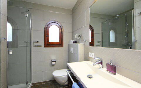 Vista Ifach: Salle De Bains, Pièce, Propriété, Design Intérieur, Bâtiment, Plafond, Architecture, Évier, Maison, Sol