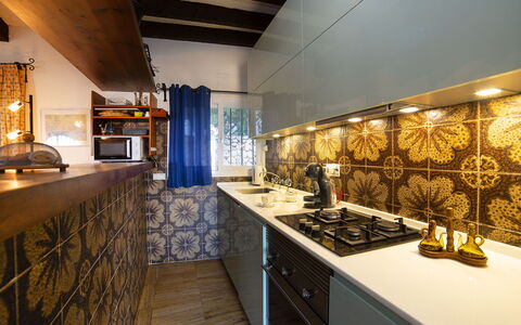 Vista Ifach: Cabinetry, Comptoir, Propriété, Cuisine, Bois, Design Intérieur, Sol, Sol, Tiroir, Maison