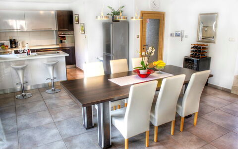 Nicole: Pièce, Meubles, Propriété, Design Intérieur, Sol, Cuisine, Salle À Manger, Bâtiment, Comptoir, Table