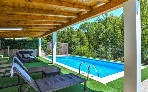 Nicole: Propriété, Piscine, Herbe, Maison, Bâtiment, Loisir, Immobilier, Pièce, Porche, Arrière-Cour