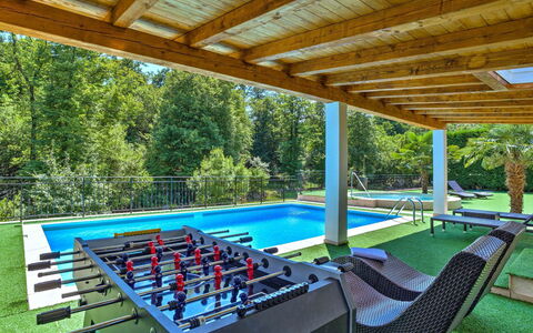 Nicole: Bâtiment, Ombre, Botanique, Mobilier De Jardin, Design Intérieur, Piscine, Herbe, Loisir, Immobilier, Arbre
