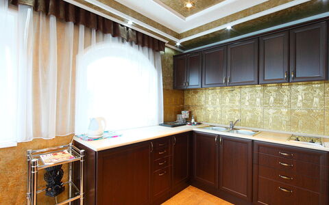 Villa Rosso: Cabinetry, Comptoir, Meubles, Propriété, Bâtiment, Tiroir, Commode, Bois, Cuisine, Évier