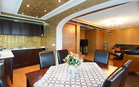 Villa Rosso: Meubles, Table, Propriété, Décoration, Design Intérieur, Éclairage, Chaise, Architecture, Sol, Sol