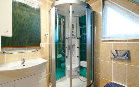 Villa Rosso: Miroir, Robinet, Luminaire Plomberie, Évier, Bâtiment, Cabinetry, Salle De Bains, Lavabo, Armoire De Toilette