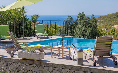 Albina: L'Eau, Ciel, Meubles, Plante, Piscine, Bleu Azur, Ombre, Arbre, Mobilier De Jardin, Éclairage