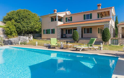 Albina: L'Eau, Plante, Ciel, Propriété, Bâtiment, Fenêtre, Bleu, Piscine, Ombre, Arbre