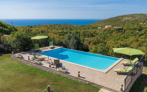 Albina: Ciel, L'Eau, Plante, Propriété, Piscine, Bâtiment, Bleu Azur, Chaise, Arbre, Végétation