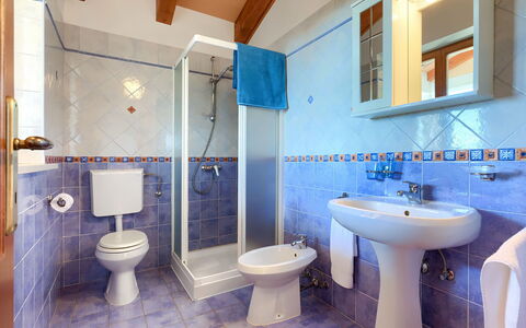 Albina: Miroir, Luminaire Plomberie, Robinet, Propriété, Évier, Lavabo, Violet, Salle De Bains, Bleu, Bleu Azur