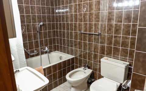Miremont B7: Marron, Luminaire Plomberie, Robinet, Propriété, Salle De Bains, Violet, Noir, Lavabo, Design Intérieur