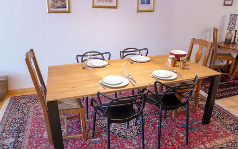 Miremont B7: Table, Cadre, Meubles, Chaise, Bois, Sol, Sol, Tache De Bois, Rectangle, Bâtiment