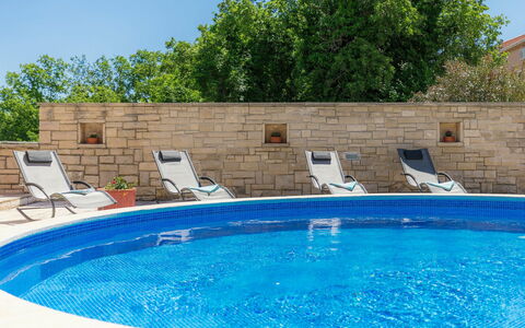 Ljiljana: L'Eau, Propriété, Ciel, Plante, Piscine, Bleu, Bleu Azur, Mobilier De Jardin, Rectangle, Loisir
