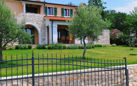 Marina: Propriété, Maison, Domicile, Zone Résidentielle, Immobilier, Bâtiment, Biens, Architecture, Clôture, Mur
