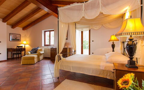 Marina: Pièce, Propriété, Meubles, Bâtiment, Chambre, Design Intérieur, Lit, Suite, Plafond, Maison
