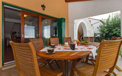 Marina: Propriété, Meubles, Pièce, Table, Table Cuisine Et Salle A Manger, Bâtiment, Salle À Manger, Maison, Immobilier, Chaise