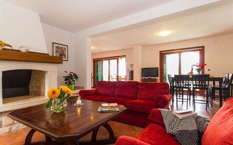 Marina: Salon, Pièce, Meubles, Propriété, Design Intérieur, Bâtiment, Table, Table Basse, Sol, Maison