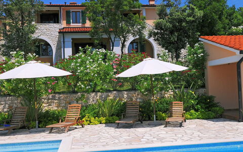 Biljana: Propriété, Piscine, Immobilier, Maison, Bâtiment, Zone Résidentielle, Domicile, Parapluie, Ombre, Recours