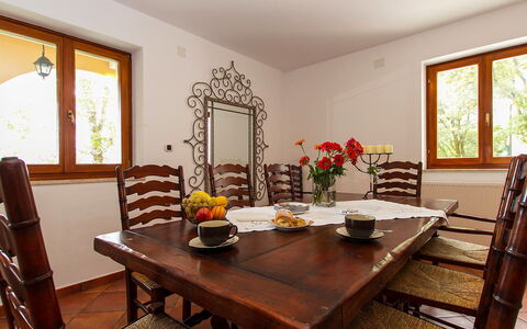 Biljana: Pièce, Meubles, Salle À Manger, Propriété, Design Intérieur, Table, Bâtiment, Table Cuisine Et Salle A Manger, Plafond, Sol