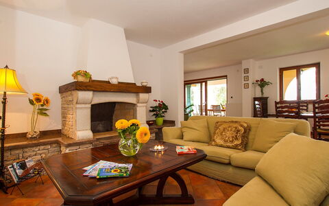 Biljana: Salon, Pièce, Meubles, Propriété, Design Intérieur, Bâtiment, Table Basse, Table, Sol, Jaune