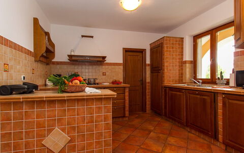 Biljana: Propriété, Pièce, Bâtiment, Meubles, Cuisine, Comptoir, Cabinetry, Tuile, Sol, Maison