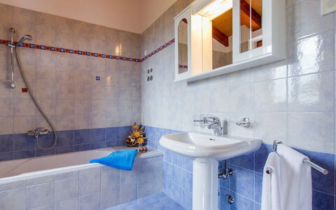 Biljana: Salle De Bains, Propriété, Pièce, Tuile, Design Intérieur, Baignoire, Mur, Robinet, Bâtiment, Sol
