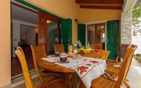 Ana: Propriété, Salle À Manger, Pièce, Meubles, Table, Bâtiment, Design Intérieur, Immobilier, Maison, Table Cuisine Et Salle A Manger