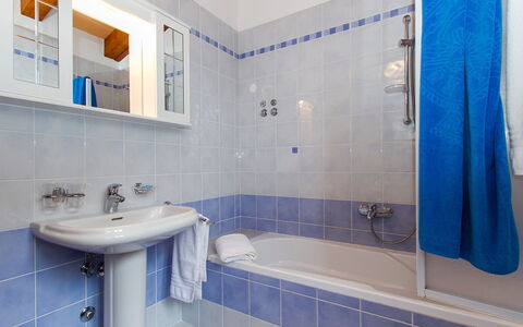 Ana: Salle De Bains, Propriété, Pièce, Bleu, Tuile, Design Intérieur, Mur, Architecture, Robinet, Baignoire