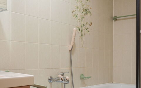 Valet de Coeur: Luminaire Plomberie, Baignoire, Design Intérieur, Salle De Bains, Bois, Mur, Sol, Sol, Ligne, Plomberie