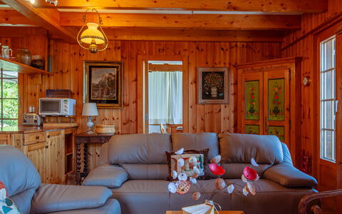Valet de Coeur: Propriété, Canapé, Meubles, Fenêtre, Cadre, Bleu Azur, Bois, Design Intérieur, Orange, Salon