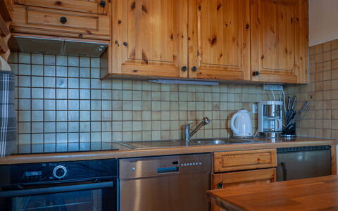 Valet de Coeur: Marron, Cabinetry, Comptoir, Evier, Propriété, Meubles, Robinet, Évier, Cuisine, Bois
