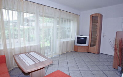 Haus Bauer 740.1: Pièce, Propriété, Meubles, Design Intérieur, Immobilier, Sol, Bâtiment, Maison, Table, Salon