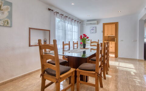 Isabel: Propriété, Pièce, Meubles, Salle À Manger, Bâtiment, Design Intérieur, Sol, Table, Immobilier, Maison