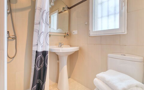 Isabel: Salle De Bains, Propriété, Pièce, Mur, Sol, Tuile, Design Intérieur, Maison, Immobilier, Architecture