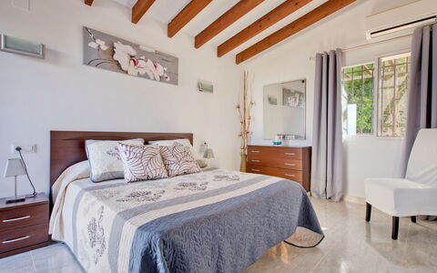 Isabel: Chambre, Meubles, Propriété, Lit, Pièce, Design Intérieur, Cadre De Lit, Drap De Lit, Plafond, Mur