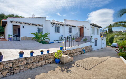 Isabel: Nuage, Ciel, Plante, Bâtiment, Fenêtre, Maison, Arbre, Lot Terre, Arecales, Chalet