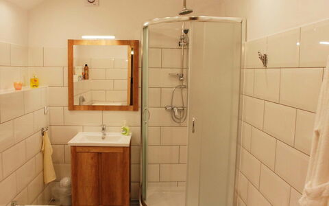 Karpacz Kowary: Salle De Bains, Pièce, Propriété, Tuile, Luminaire Plomberie, Porte De Douche, Porte, Accessoire Salle De Bain, Design Intérieur, Architecture