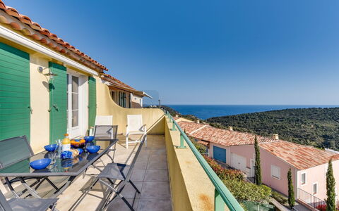 Le Belvédère: Propriété, Maison, Bâtiment, Immobilier, Appartement, Ciel, Bleu Azur, Domicile, Toit, Vacances