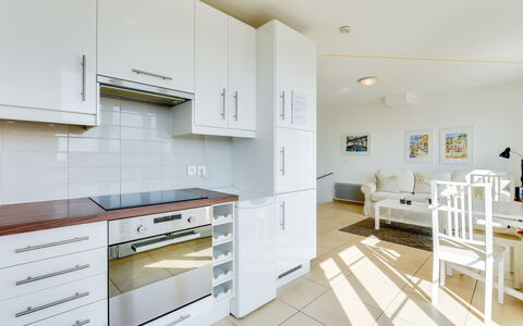 Le Belvédère: Pièce, Propriété, Blanc, Meubles, Cuisine, Comptoir, Design Intérieur, Cabinetry, Bâtiment, Sol