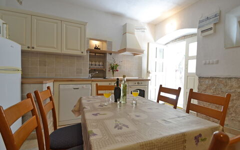 Kala: Pièce, Propriété, Meubles, Bâtiment, Design Intérieur, Maison, Salle À Manger, Table, Sol, Immobilier