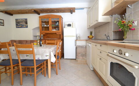 Kala: Propriété, Pièce, Cuisine, Meubles, Bâtiment, Comptoir, Cabinetry, Maison, Sol, Design Intérieur