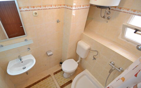 Kala: Salle De Bains, Propriété, Pièce, Mur, Luminaire Plomberie, Sol, Lavabo, Toilette, Robinet, Architecture