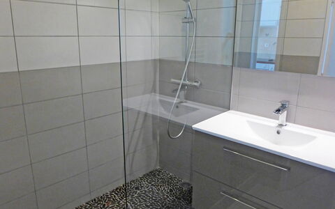 Cavalaire 300: Salle De Bains, Propriété, Pièce, Tuile, Robinet, Mur, Architecture, Accessoire Salle De Bain, Design Intérieur, Luminaire Plomberie