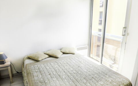 Cavalaire 300: Chambre, Lit, Propriété, Meubles, Pièce, Cadre De Lit, Sol, Drap De Lit, Design Intérieur, Literie