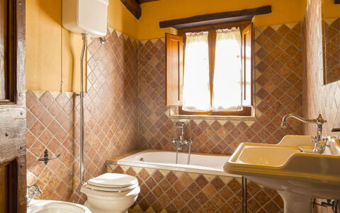 Casa la Primula: Sol, Luminaire Plomberie, Design Intérieur, Sol, Bois, Salle De Bains, Robinet, Plomberie, Tuile, Évier