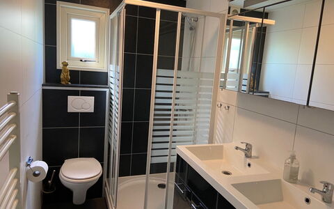 Wieringen 200: Miroir, Luminaire Plomberie, Robinet, Évier, Propriété, Lavabo, Bâtiment, Salle De Bains, Éclairage, Violet