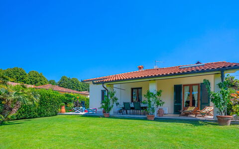 Marinella: Ciel, Plante, Bâtiment, Propriété, Fenêtre, Porte, Maison, Paysage Naturel, Arbre, Lot Terre