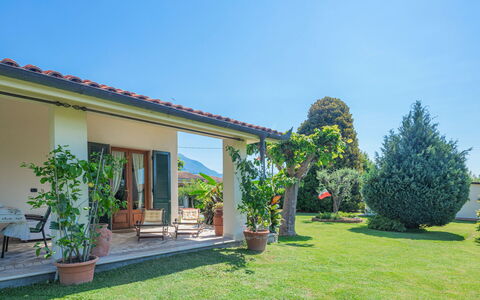 Marinella: Ciel, Plante, Bâtiment, Pot De Fleur, Fenêtre, Porte, Botanique, Arbre, Ombre, Maison