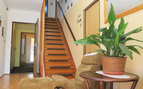 Olešná: Escaliers, Propriété, Pièce, Immobilier, Bâtiment, Maison, Domicile, Plante D'Appartement, Design Intérieur, Meubles