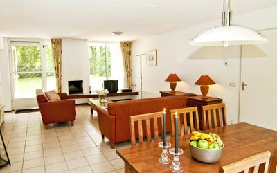 Lochem 500: Table, Meubles, Propriété, Bâtiment, Chaise, Fenêtre, Canapé, Vaisselle, Plante, Bois
