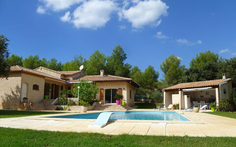 La Péguière: Plante, Nuage, Ciel, Bâtiment, Fenêtre, Arbre, Maison, Ombre, Lot Terre, Herbe